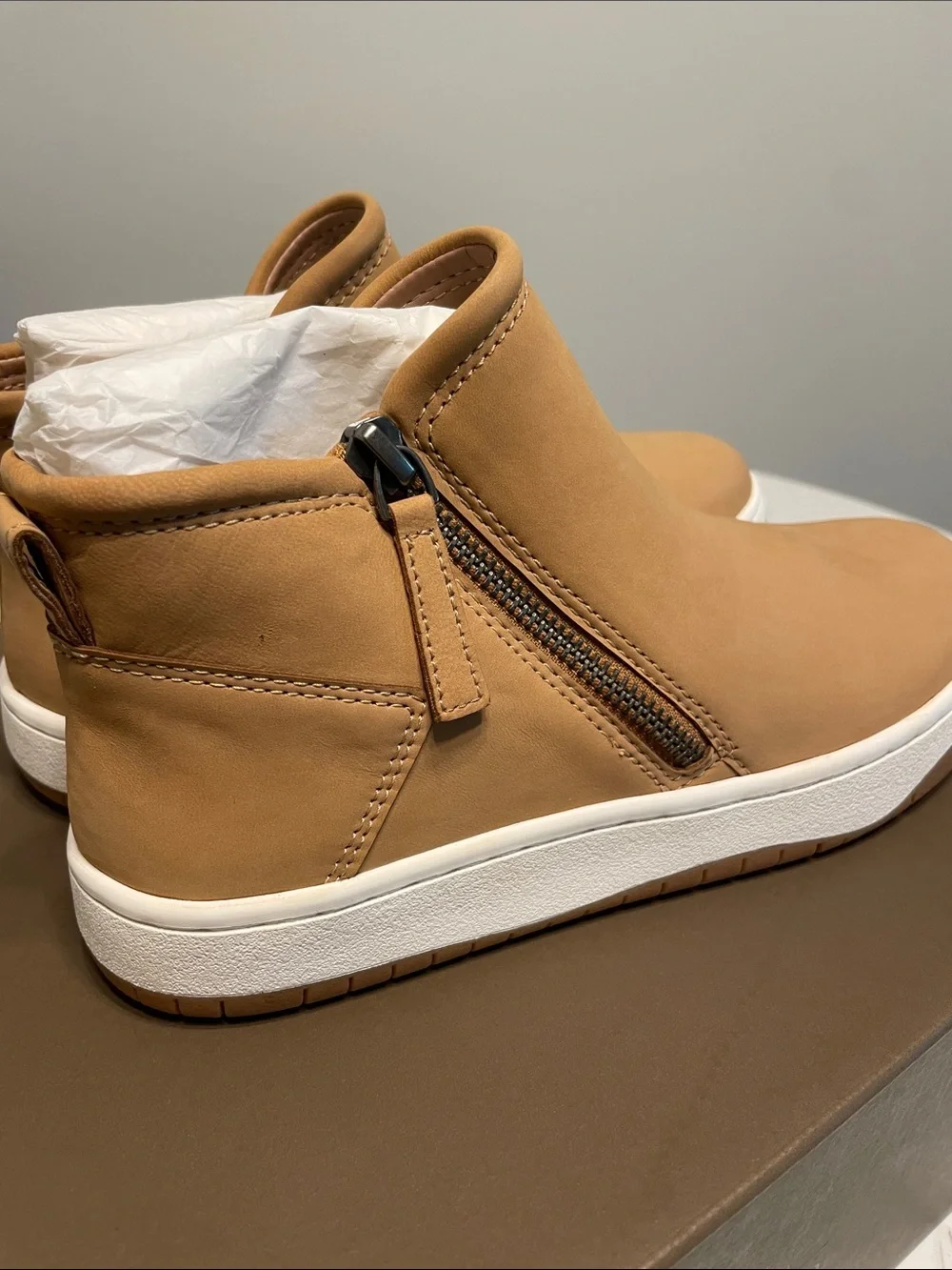 Paolo Glen Unisex Tan Chukka Boots with White Sole New in Box Sz 5M
